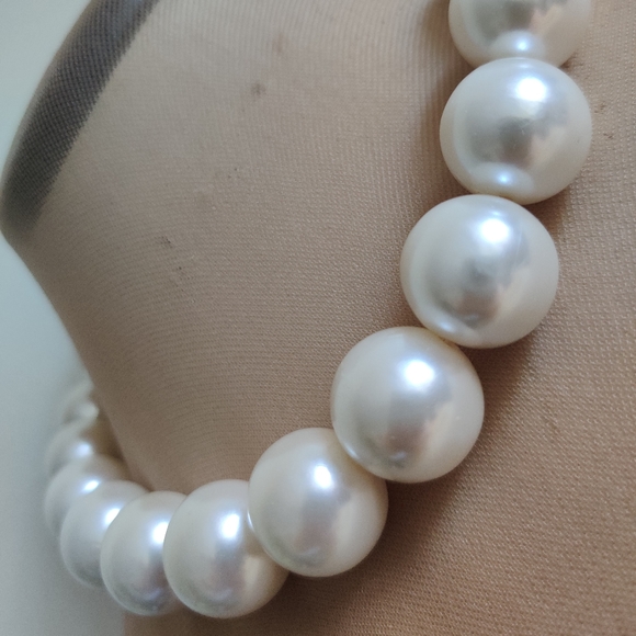 🇨🇦 Vintage oversized faux pearls necklace - Picture 6 of 12